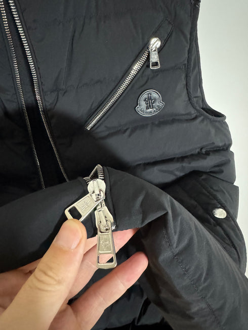 Moncler Tolonne Gilet Size 3 Black